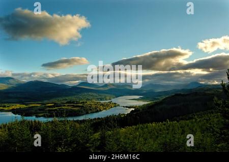 SONNENUNTERGANG AM LOCH GARRY THE HIGHLANDS OF SCOTLAND Stockfoto