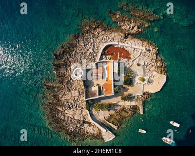 Otocic Goshpa Island in der Nähe von Arza Fort. Montenegro. Drohne Stockfoto