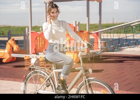 Frau hört auf, auf dem Mobiltelefon zu sprechen Stockfoto