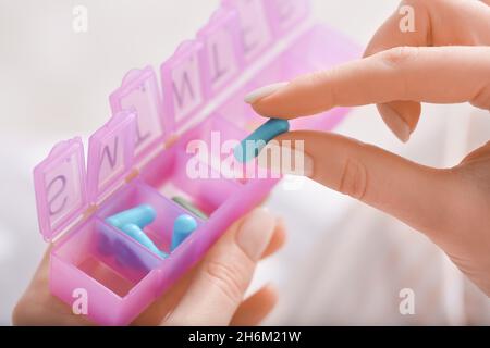 Frau mit Pillen in der Box, Nahaufnahme Stockfoto