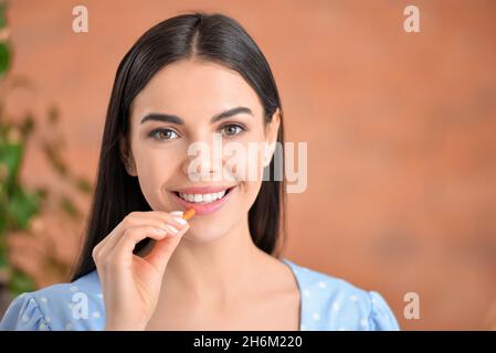 Schöne Frau, die Pillen zu Hause Stockfoto