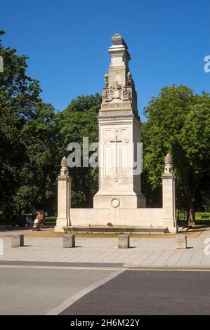 Das Cenotaph von Southampton im Watts Park war das erste von vielen, die von Sir Edwin Lutyens als Denkmal für die im Ersten Weltkrieg Getöteten entworfen wurden. Stockfoto