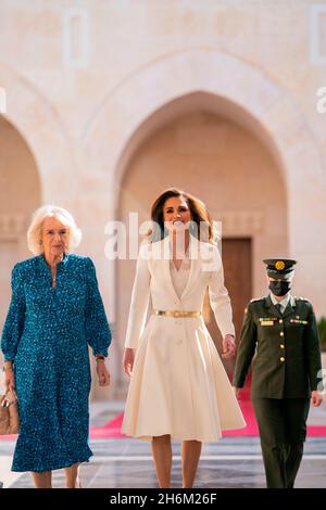 Amman, Jordanien. November 2021. TM König Abdullah II. Und Königin Rania und Königliche Hoheit Kronprinz Al Hussein während der offiziellen Begrüßungszeremonie von TRH Prinz Charles von Wales und seiner Frau Herzogin Camilla von Cornwall am 16. November 2021 im Al Husseiniya Palast in Amman, Quelle: Royal Hashemite Court/Albert Nieboer/Netherlands OUT/Point de Vue OUT/dpa/Alamy Live News Stockfoto