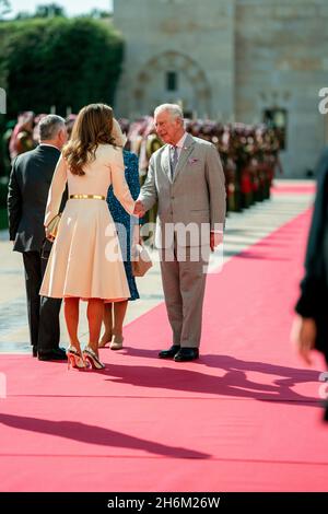 Amman, Jordanien. November 2021. TM König Abdullah II. Und Königin Rania und Königliche Hoheit Kronprinz Al Hussein während der offiziellen Begrüßungszeremonie von TRH Prinz Charles von Wales und seiner Frau Herzogin Camilla von Cornwall am 16. November 2021 im Al Husseiniya Palast in Amman, Quelle: Royal Hashemite Court/Albert Nieboer/Netherlands OUT/Point de Vue OUT/dpa/Alamy Live News Stockfoto