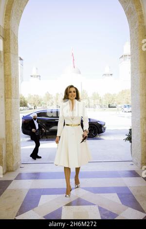 Amman, Jordanien. November 2021. TM König Abdullah II. Und Königin Rania und Königliche Hoheit Kronprinz Al Hussein während der offiziellen Begrüßungszeremonie von TRH Prinz Charles von Wales und seiner Frau Herzogin Camilla von Cornwall am 16. November 2021 im Al Husseiniya Palast in Amman, Quelle: Royal Hashemite Court/Albert Nieboer/Netherlands OUT/Point de Vue OUT/dpa/Alamy Live News Stockfoto