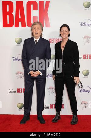 Sir Paul McCartney und seine Tochter Mary McCartney bei einer VIP-Vorführung von The Beatles: Get Back am Cineworld Leicester Square in London. Bilddatum: Dienstag, 16. November 2021. Stockfoto