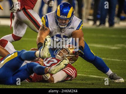 Santa Clara, Kalifornien, USA. November 2021. Los Angeles Rams Defensive End Greg Gaines (91) Sacks San Francisco 49ers Quarterback Jimmy Garoppolo (10) am Montag, 15. November 2021, im Levis Stadium in Santa Clara, Kalifornien. Die 49ers besiegten die Rams 31-10. (Bild: © Al Golub/ZUMA Press Wire) Stockfoto