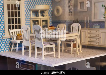 Nahaufnahme der Möbel in einem Miniatur-Esszimmer eines Puppenhauses Stockfoto