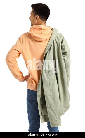 Junger Mann in Hoodie und Jacke auf weißem Hintergrund Stockfoto