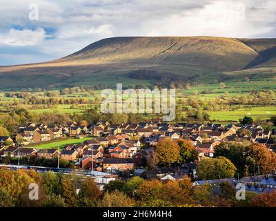 Blick über Clitheroe in Richtung Pendle Hill, Lancashire, Großbritannien, vom Clitheroe Castle. Stockfoto