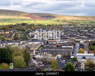 Blick über Clitheroe in Richtung Pendle Hill, Lancashire, Großbritannien, vom Clitheroe Castle. Stockfoto