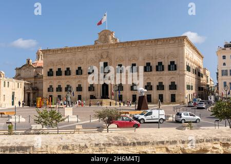 Die Auberge de Castille ein Gebäude aus dem 18. Jahrhundert, das als Büro des Premierministers, Kastilien-Platz, Valletta, Stadt Malta, Europa, dient Stockfoto