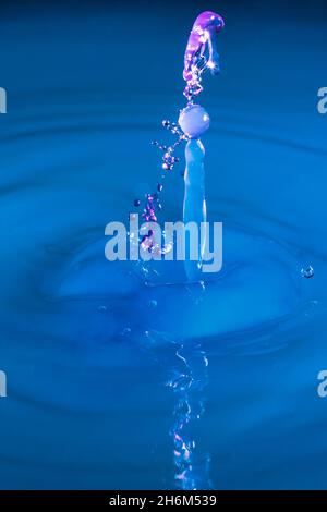 Blauer und violetter Wassertropfenspritzapfen Stockfoto
