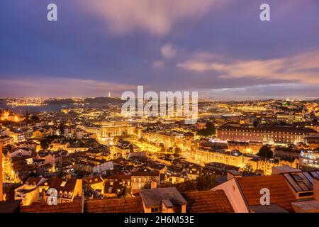 Blick über die Innenstadt von Lissabon in Portugal bei Nacht Stockfoto