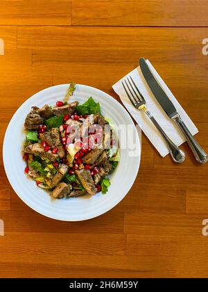 Ein Teller Steak-Salat Stockfoto