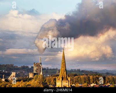 Emissionen aus Clitheroe-Zementwerken in Clitheroe, Lancashire, Großbritannien, von Clitheroe Castle. Stockfoto