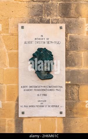 Eine Marmor- und Bronzetafel in den Upper Barrakka Gardens zu Ehren des weltbekannten theoretischen Physikers Albert Einstein. Valletta Malta, Europa Stockfoto