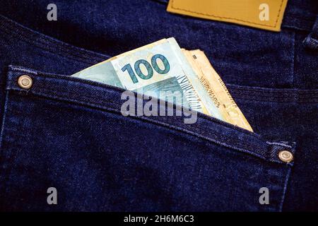 Banknoten von hundert und fünfzig Reais in der Tasche, Geld in der Tasche, Rechnungskonzept, Gewinn, Preis oder Ersparnisse Stockfoto