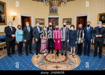 Washington, Vereinigte Staaten Von Amerika. November 2021. Washington, Vereinigte Staaten von Amerika. 15. November 2021. US-Präsident Joe Biden stellt sich mit Mitgliedern des Kongresses vor, um die Unterzeichnung des Gesetzes über die zweiparteiische Infrastruktur im Blauen Raum des Weißen Hauses zu feiern, der 15. November 2021 in Washington, DC Quelle: Adam Schultz/White House Photo/Alamy Live News Stockfoto