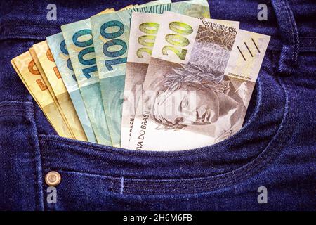 Brasilianische Geldscheine, 100, 200 und 50 reais Rechnungen in Hosentaschen, Preis oder Jackpot-Konzept Stockfoto