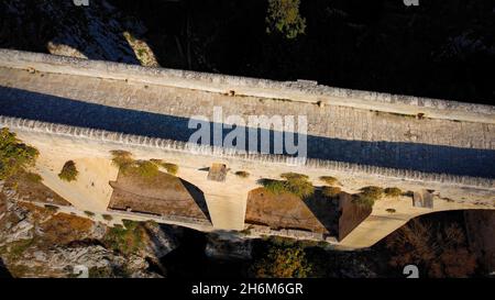 Luftaufnahme über die Brücke von Gravina in Apulien in Italien - das antike Aquädukt von oben Stockfoto