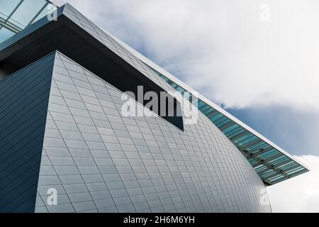 Abstrakte Linien, Formen und Farben des Einkaufszentrums Docks Bruksel, Brüssel, Belgien, November 2017 Stockfoto