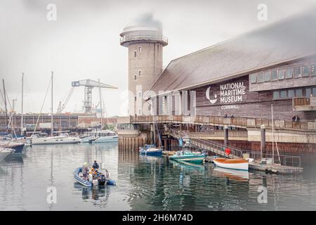Kleine Boote, die neben dem National Maritime Museum in Falmouth Harbour in sanftem, bedecktem Licht und ruhigem Wasser vor Anker liegen, Cornwall, England. Stockfoto