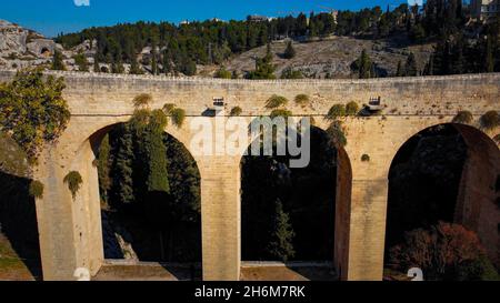 Luftaufnahme über die Brücke von Gravina in Apulien in Italien - das antike Aquädukt von oben Stockfoto