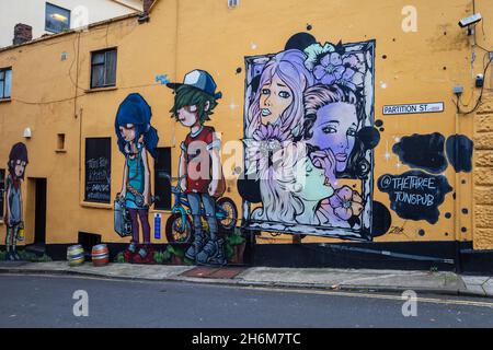 Street Art im Three Tuns Pub. Partition Street, BS1 5UR Bristol, Großbritannien (Nov21) Stockfoto