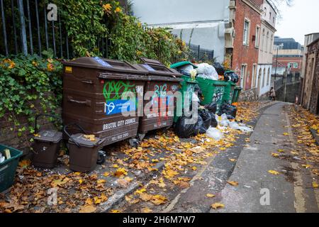 Überfüllt kommerzielle Mülltonnen Lower Church Lane, Bristol, Großbritannien Stockfoto