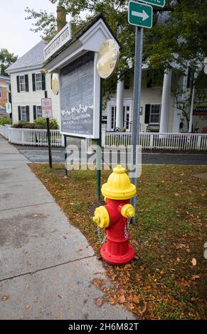 Typischer roter und gelber Hydrant am Straßenrand in Woodstock, Vermont, New England, USA Stockfoto