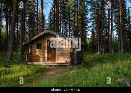 Ruhe Blockhütte entlang Wanderweg in den Wäldern für Schutz. Stockfoto