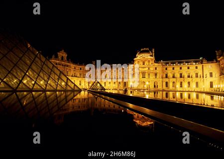 Die Louvre-Palast und Museum bei Nacht Paris, France Stockfoto