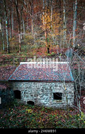 Ein verlassenes Gebäude am Avon Mellte-Fluss und den Überresten der Gunpowder-Werke in Pontneddfechan, Südwales, Großbritannien Stockfoto