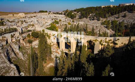 Luftaufnahme über die Brücke von Gravina in Apulien in Italien - das antike Aquädukt von oben Stockfoto