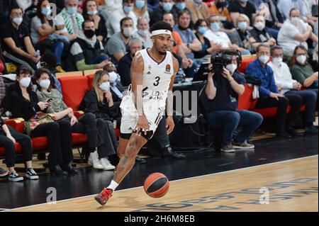 Lyon, Frankreich. November 2021. Lyon, Frankreich, 16. November 2021 Chris Jones (3 LDLC ASVEL) dribbelt während des regulären Saisonspiels der Turkish Airlines EuroLeague in der Astroballe Arena in Villeurbanne, Frankreich, in der Runde 10 zwischen LDLC ASVEL Lyon-Villeurbanne und Real Madrid. Lyubomir Domozetski/SPP Credit: SPP Sport Press Photo. /Alamy Live News Stockfoto