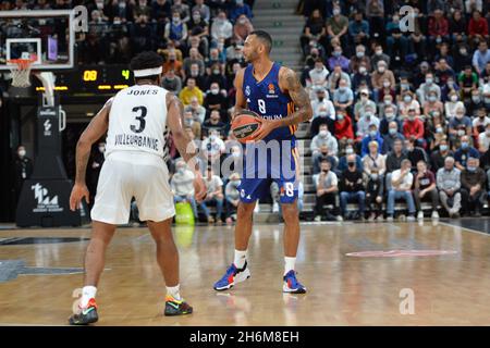 Lyon, Frankreich. November 2021. Lyon, Frankreich, 16. November 2021 Adam Hanga (8 Real Madrid) im Einsatz während der EuroLeague-Saison-Runde 10 zwischen LDLC ASVEL Lyon-Villeurbanne und Real Madrid in der Astroballe Arena in Villeurbanne, Frankreich. Lyubomir Domozetski/SPP Credit: SPP Sport Press Photo. /Alamy Live News Stockfoto