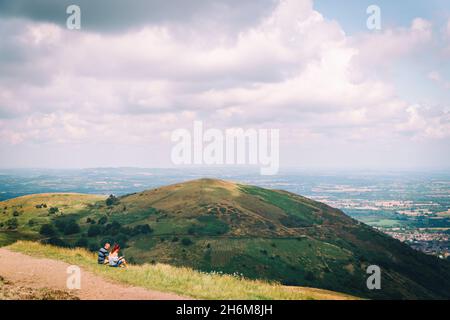 Ein Paar, das die Aussicht auf die Malverns im Sommer, Großbritannien, hat Stockfoto