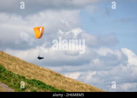 Gleitschirm startet von der Seite eines Hügels in den Malverns Stockfoto