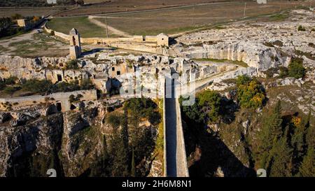 Luftaufnahme über die Brücke von Gravina in Apulien in Italien - das antike Aquädukt von oben Stockfoto