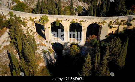 Luftaufnahme über die Brücke von Gravina in Apulien in Italien - das antike Aquädukt von oben Stockfoto