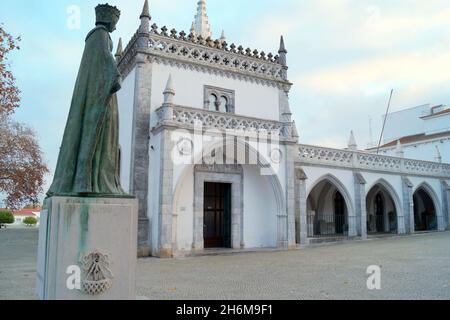 Kloster unserer Lieben Frau von der Empfängnis, derzeit Regionalmuseum, Statue von Dona Leonor, Königin von Portugal aus dem 15. Jahrhundert, im Vordergrund, Beja, Portugal Stockfoto