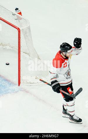 Mannheim, Deutschland. November 2021. Eishockey: Champions League, Adler Mannheim - Frölunda HC, Finalrunde, 16. Runde, erste Etappe, SAP Arena. Ryan Lasch von Frölunda feiert das Tor für 1:3. Quelle: Uwe Anspach/dpa/Alamy Live News Stockfoto