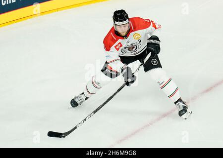 Mannheim, Deutschland. November 2021. Eishockey: Champions League, Adler Mannheim - Frölunda HC, Finalrunde, 16. Runde, erste Etappe, SAP Arena. Frölundas Christian Folin spielt den Puck. Quelle: Uwe Anspach/dpa/Alamy Live News Stockfoto