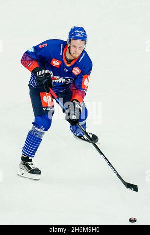 Mannheim, Deutschland. November 2021. Eishockey: Champions League, Adler Mannheim - Frölunda HC, Finalrunde, 16. Runde, erste Etappe, SAP Arena. Mannheims Joonas Lehtivuori spielt den Puck. Quelle: Uwe Anspach/dpa/Alamy Live News Stockfoto