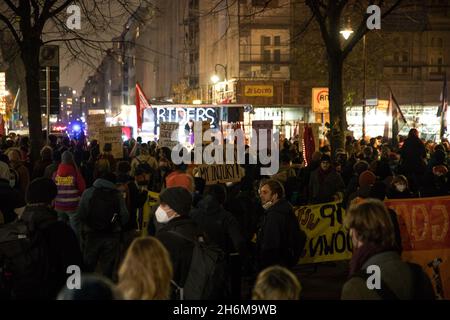 Berlin, Deutschland. November 2021. Gorillas ist ein App-basiertes Lieferunternehmen, das am 16. November 2021 mitten in der Coronavirus-Pandemie im Juni 2020 in Berlin, Deutschland, startete. (Foto: Michael Kuenne/PRESSCOV/Sipa USA) Quelle: SIPA USA/Alamy Live News Stockfoto