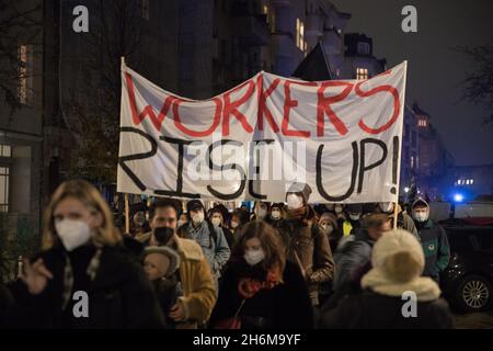 Berlin, Deutschland. November 2021. Mitarbeiter des Gorillas-Zustelldienstes veranstalteten am 16. November 2021 in Berlin einen Protest. (Foto: Michael Kuenne/PRESSCOV/Sipa USA) Quelle: SIPA USA/Alamy Live News Stockfoto