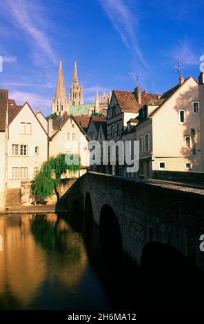 Blick auf eine Brücke über den Fluss Eure mit der Kathedrale Chartre im Hintergrund Chartres, Eure-et-Loir Frankreich Stockfoto