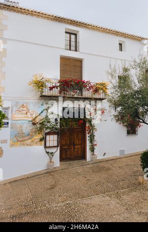 Wunderschönes altes weißes Steingebäude in Altea, Spanien Stockfoto