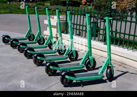 Bukarest, Rumänien, 10. April 2021: Bolt Elektroroller zur Miete mit einer speziellen mobilen Anwendung, für Bürger und Touristen in der verfügbar Stockfoto